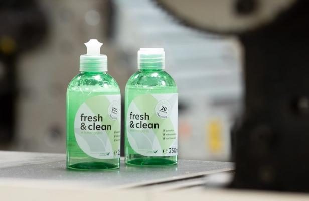 Insignis hat in Zusammenarbeit mit den Pernauer Chemiewerken neue Rezyklat-Folienetiketten entwickelt.