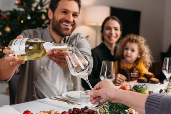 Ab sofort können Unternehmen wieder „Prickelnde Weihnachtsgrüße direkt ins Home Office“, versehen mit einem persönlichen Weihnachtsbrief, an ihre Mitarbeiter senden. 