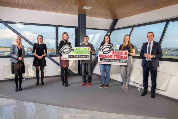 Jakob Leitner, Geschäftsführer der Spar-Zentrale Marchtrenk, freut sich mit den frisch gebackenen Absolventen: Spar-Meisterin Simone Übleis, Top-Verkäuferin Sabrina Schwaiger und dem ehemaligen Lehrling Sebastian Herzog. Susanne Bachleitern, Lehrlingsverantwortliche der Spar-Zentrale Marchtrenk, Alexandra Freimüller, Stellvertretende Leitung Personalentwicklung und Ausbildung sowie Heike Rauch, Leiterin des Bereichs Personalentwicklung und Ausbildung, gratulierten zusätzlich zur abgeschlossenen Ausbildung m