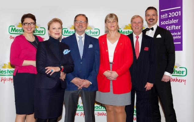v.l.n.r: Marta Glowacka, GF kfm. Verwaltung; Prof. Dr. Ulrike Detmers, geschäftsführende Gesellschafterin, Vorsitzende der Geschäftsführung  Mestemacher Management GmbH, Sprecherin Mestemacher-Gruppe; Fritz Detmers, geschäftsführender Gesellschafter Schittenhelm Vermögens-GmbH; Anita Bruns-Thedieck, GF Vertrieb Inland Mestemacher GmbH und Aerzener Brot und Kuchen GmbH; Albert Detmers, geschäftsführender Gesellschafter Schittenhelm Vermögens-GmbH, Interimsressortleitung Vertrieb & Verwaltung; Kim Folmeg, GF 