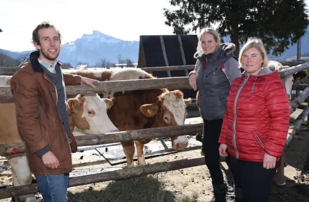 Bei Woerle will man durch die Senkung der CO₂-Emissionen – gemeinsam mit den Landwirten und -wirtinnen – einen nachhaltigen Beitrag zum Klimaschutz leisten. Im Bild (v. li) Geschäftsführer Gerrit Woerle, Diana Reuter (Leitung Nachhaltigkeits- und Innovationsmanagement Woerle) mit Landwirtin Martina Pachler.