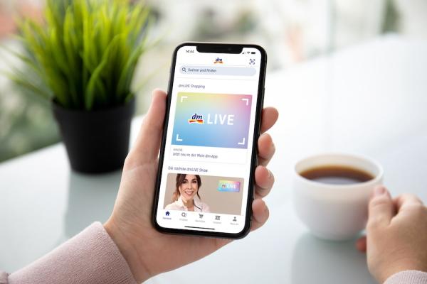 Mit dmLIVE bietet dm eine neue Shoppingerfahrung: Die wöchentlichen Live-Shopping-Streams in der Mein dm-App bieten den Kundinnen und Kunden ein interaktives Einkaufserlebnis am Smartphone.