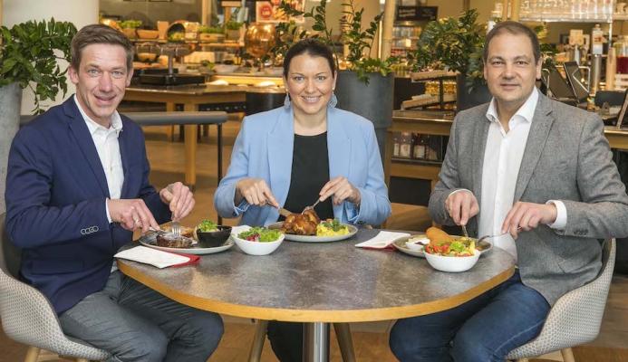 Interspar-Gastronomieleiter Bernhard Kern, Interspar Geschäftsführer-Stellvertreterin Mag. Michaela Kaspar sowie Interspar Österreich Geschäftsführer Mag. Johannes Holzleitner (v.l.n.r.) verkünden: Ab Anfang Mai setzt Inetrspar als einer der größten Systemgastronomen Österreichs bei den Zutaten Fleisch, Milch und Eier auf 100 % österreichische Herkunft. 