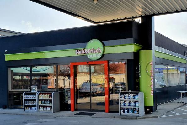 Nach vielen Installationen von „Nah&Frisch punkt“-Shops in Zusammenarbeit mit namenhaften Tankstellenbetreiber wurde das Konzept jetzt an der SOCAR Tankstelle in 1230 Wien umgesetzt 