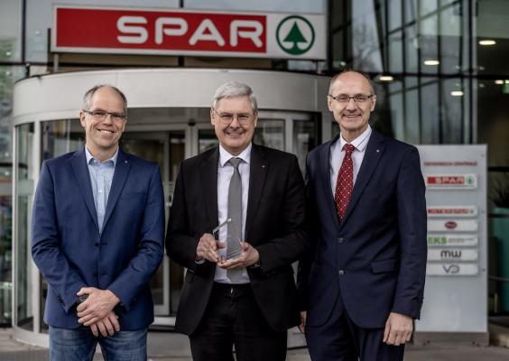 Spar eLearning Award: v.l.n.r.: Michael Fally, Leitung Lernmedien Konzern und Projekthauptverantwortlicher, Spar-Vorstand KR Hans K. Reisch und MMag. Raimund Lainer, Bereichsleiter Konzern-Personalentwicklung freuen sich über die ausgezeichnete Online-Lernplattform.