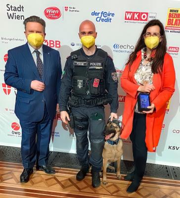Wiener Bürgermeister Michael Ludwig, Revierinspektor Thomas Barthold und seine Diensthündin „Camille“, sowie Brau Union Geschäftsleiterin Dr. Gabriela Straka (v.l.)