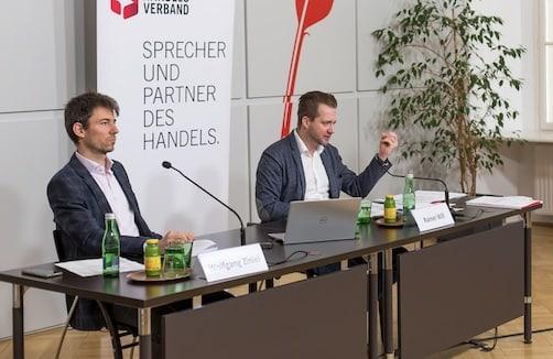 Präsentation des Jahrbuchs Handel: Wolfgang Ziniel, Projektleiter KMU Forschung Austria und Rainer Will, Geschäftsführer des Handelsverbandes (re.)