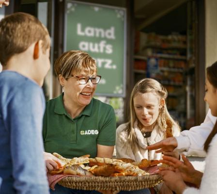 Adeg Kauffrau Erna Marosi aus Gerersdorf kennt die Bedürfnisse ihrer Kunden genau.