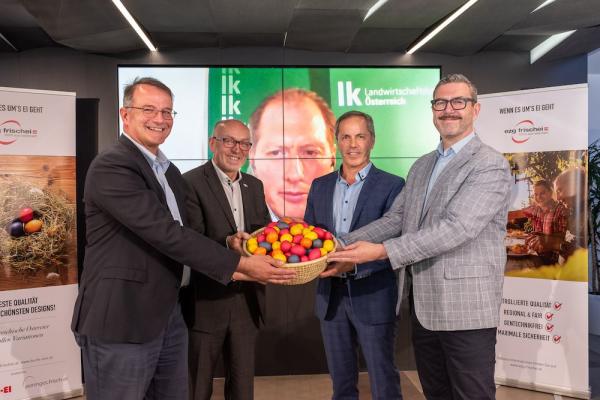 AMA Gütesiegel auch für Ostereier (v.l.n.r): Martin Greßl, Leiter des Qualitätsmanagements der AMA-Marketing, Franz Kirchweger, Obmann der Erzeugergemeinschaft Frischei. Josef Moosbrugger, Präsident der Landwirtschaftskammer Österreich (am Bildschirm), Benjamin Guggenberger, EZG-Frischei, Geschäftsführer, Michael Wurzer, ZAG Geschäftsführer.