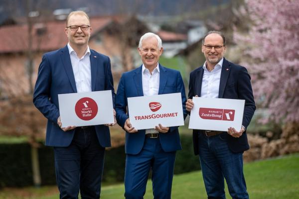 v.l.n.r.: Mag. Manfred Hayböck, Geschäftsführer Transgourmet Österreich; Mag. Armin Riedhart, Eigentümer Riedhart Handels GmbH und Thomas Panholzer, MBA, Geschäftsführer Transgourmet Österreich