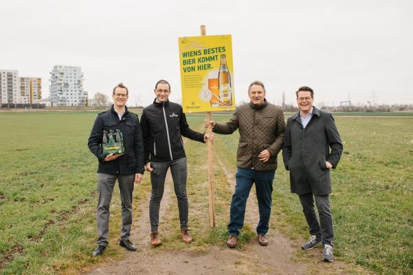 In einem Feld mit Wiener Braugerste in Oberlaa v.l.: Harald Mayer, Geschäftsführer der Ottakringer Brauerei, Tobias Frank, Geschäftsführer und 1. Braumeister der Ottakringer Brauerei, Franz Windisch, Präsident der Wiener Landwirtschaftskammer und Klimastadtrat Jürgen Czernohorszky.