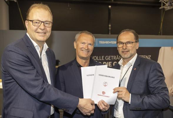 Mag. Christian Burgstaller vom ÖSV und Transgourmet besiegeln die Partnerschaft