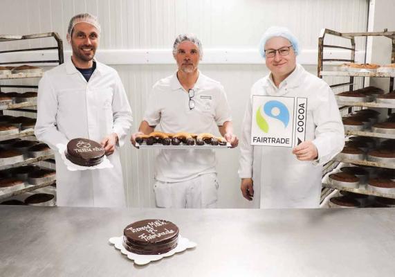 Freuen sich über die Fairtrade-Umstellung: v.l.nr.: Mathias Mölk, Leiter der Bäckerei Therese Mölk, Markus Kollin, Produktionsleiter der Konditorei Therese Mölk und Hartwig Kirner, Geschäftsführer Fairtrade Österreich. 