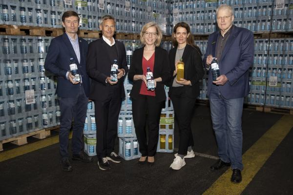  Vöslauer, Umweltministerin Gewessler und Greenpeace weihen einzige PET-Mehrweg-Anlage in Österreich ein, im Bild (v.r.n.l.): Herbert Schlossnikl - VMG, Alfred Hudler - OG, Leonore Gewessler - Ministerin, Birgit Aichinger - VMG, Alexander Egit - Greenpeace.