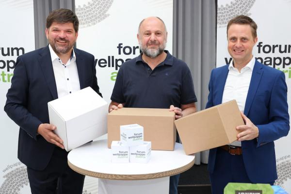 Im Bild v.l.n.r.: Stephan Kaar (Sprecher Forum Wellpappe Austria), Florian Thalheimer (Ikea Österreich, Sustainability Manager), Florian Döbl (Forum Wellpappe Austria)