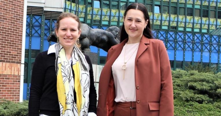 Die interimistische Generaldirektorin Dr. Natalie Harsdorf-Borsch (li.) und Dr. Olha Karpiuk.