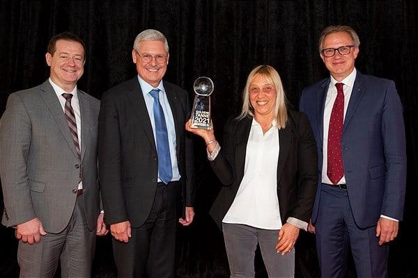 Goldene Tanne verliehen: v.l.n.r. Gerhard Weinberger (Vertriebsleiter Filialen Österreich), KR Hans K. Reisch (Spar Vorstand) Gabriela Sorger (Marktleiterin Spar Gössendorf) und Mag. Christoph Holzer (Geschäftsführer Spar Steiermark und südliches Burgenland).