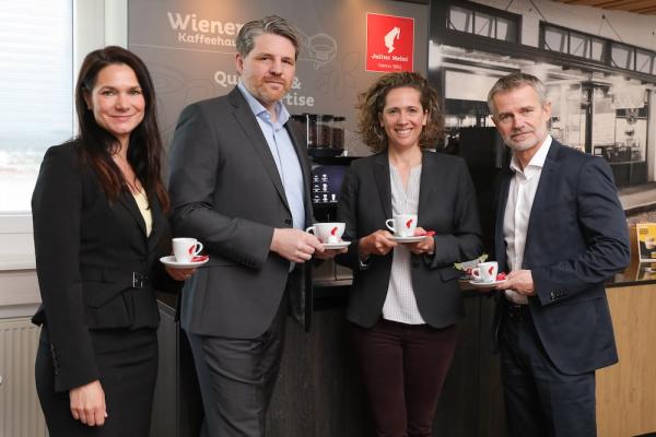  Julius Meinl & Select: (vlnr) Marketing Manager Mag. (FH) Tanja Celand und Geschäftsführer Mag. Andreas Kabela (Selecta), Geschäftsführerin Dr. Christina Meinl und Vertriebsleiter Mag. Jürgen Bauer (Julius Meinl)