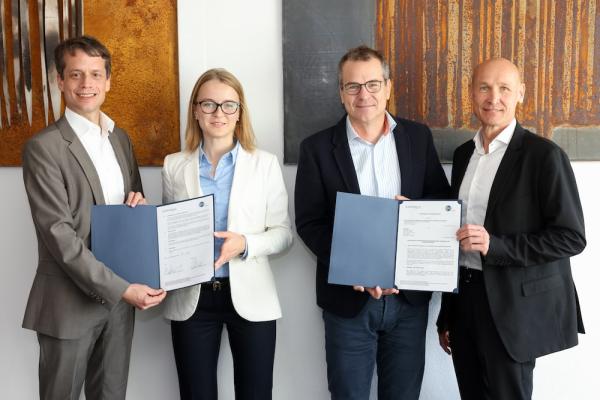 Die Plattform Industrie 4.0 Österreich und GS1 Austria gehen künftig gemeinsame Wege, um eine globale Interoperabilität von Systemen und Anwendungen zu erreichen (im Bild v.l.n.r.: Roland Sommer, Geschäftsführer Plattform Industrie 4.0 Österreich; Nikolina Grgic, Senior Referentin Plattform Industrie 4.0 Österreich; Gregor Herzog, Geschäftsführer GS1 Austria; Eugen Sehorz, Projektleiter GS1 Austria)