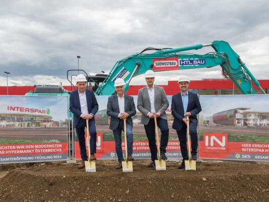 Spatenstich Interspar Leibnitz: v.l.n.r.: Interspar-Regionaldirektor Karl Flock, der Bürgermeister von Leibnitz Helmut Leitenberger, Interspar Österreich-Geschäftsführer Mag. Johannes Holzleitner und der Geschäftsleiter des neuen Standorts Josef Fuchs freuen sich auf den neuen Interspar in Leibnitz.
