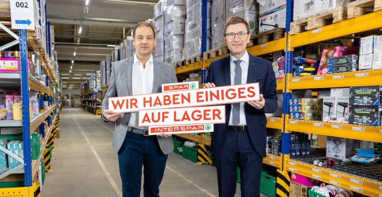 Interspar Lager Loosdorf: Interspar Österreich Geschäftsführer Mag. Johannes Holzleitner (li.) und Geschäftsführer der Spar-Zentrale St. Pölten Alois Huber (re.) freuen sich über die erweiterten Lagerflächen in Loosdorf.