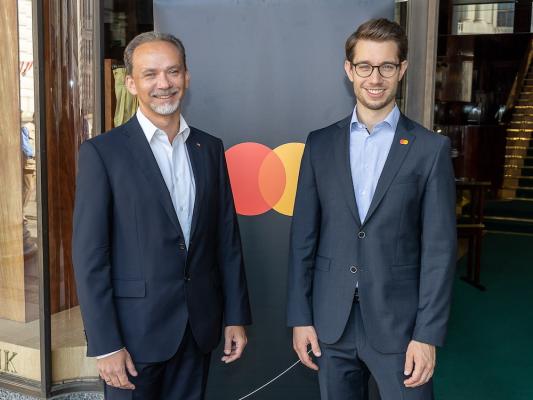 Michael Brönner, Country Manager von Mastercard Austria und Piotr Kwasniak, zuständig für Business Development Digital bei Mastercard Austria, präsentierten den Digital Payment Index 2022 im Looshaus in Wien. 