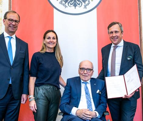 Staud’s Wien mit Bundeswappen der Republik Österreich ausgezeichnet: Georg Kopetzky (Sektionschef des Bundesministeriums für Digitalisierung und Wirtschaftsstandort) mit Sigrid Krassnig, Gründer Hans Staud und dem geschäftsführenden Gesellschafter Stefan Schauer (alle drei Staud’s Wien).