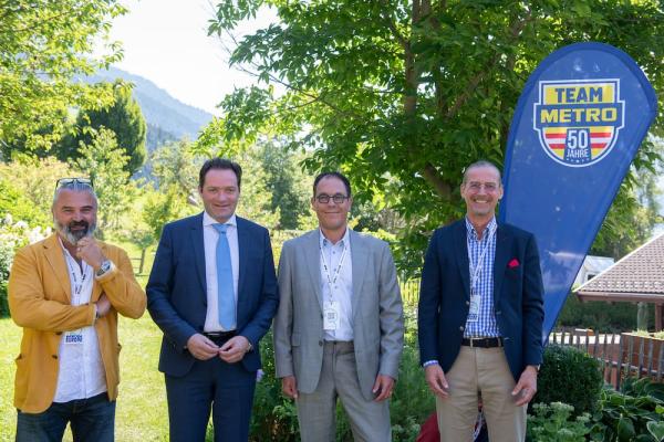 In der Diskussion mit Metro Österreich CEO Xavier Plotitza (2.v.re.), Thomas Rudelt, Mitglied der Geschäftsführung und Direktor Einkauf & Supply Chain, Landwirtschaftsminister Norbert Totschnig (2.v.li.) und Günther Reifer, Gründer und CEO „terra institute“.