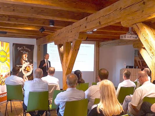 DI Franz Schellhorn von der Denkfabrik Agenda Austria sprach am GoodMills Feldtag 2022 über Österreichs Wirtschaft und Probleme, die man selbst lösen kann.