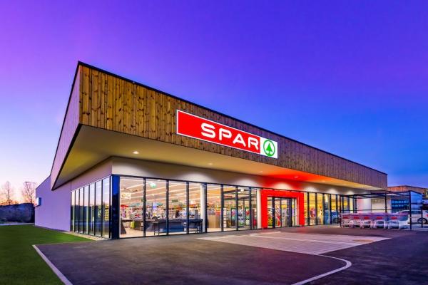 Spar reduziert die Beleuchtung der Märkte und spart damit 800 MWh Strom jährlich ein. Mit diesen und zahlreichen weiteren Maßnahmen setzt sich Spar für Energieeinsparungen ein.