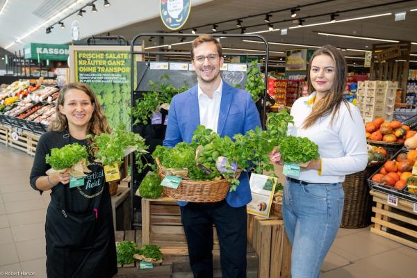v.l.n.r.: Helena Sanchez (urbane Gärtnerin bei Vertical Field), Michael Eichinger (Billa Gruppenleiter Obst & Gemüse) und Maida Tutic (Billa Plus Mitarbeiterin Wienerberg Straße 27) präsentieren die frischen Ernteerträge im Billa Plus Markt in der Wienerberg Straße 27.