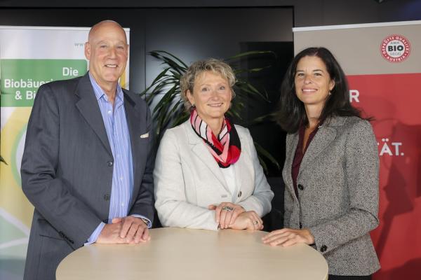 Bio-Einkäufe im Supermarkt: V.l.n.r.: Michael Blass, Geschäftsführer der AMA-Marketing, Gertraud Grabmann, Obfrau Bio Austria und Barbara Köcher-Schulz, AMA-Bio-Marketing.