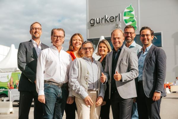 Das gurkerl.at-Team freut sich über den Erfolg des letzten Jahres und plant weitere Expansionsschritte für 2023: (v.l.n.r.) Stephan Lüger, Operations Director; Marcus Schlich, Commercial Director; Bernadette Baier, Customer Care Manager; Jan Rataj, CFO; Anna Delion, Customer Care Director; Maurice Beurskens, CEO; Philipp Birnbaumer, People and Culture Director; Matthew Hobbs, Finance Director 