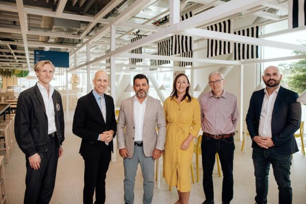 Ikea feiert 45 Jahre in Österreich (v.l.):. Gabriel Roland (Direktor der Vienna Design Week), Bundesminister Martin Kocher, Alpaslan Deliloglu (CEO & Chief Sustainability Officer IKEA Österreich), Nicole Reitinger (Country Business Development & Transformation Manager IKEA Österreich), Heinz Alt (IKEA Mitarbeiter der ersten Stunde), Uwe Blümel (PR Leader IKEA Österreich)