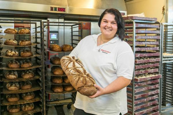 Monika Bernhofer ist Bäckermeisterin, Konditormeisterin sowie Diplom-Patissière und leitet die INTERSPAR-Bäckerei in Salzburg mit 10 Mitarbeitenden, davon ein Lehrling. 