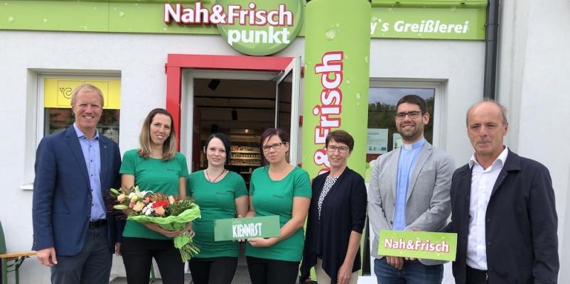 v.l.: GF Mag. Julius Kiennast, Sindy Veigl, Melanie Pfeiffer, Sabrina Frank, Bgm. Elisabeth Allram, Pater Clemens, Erich Braunauer 