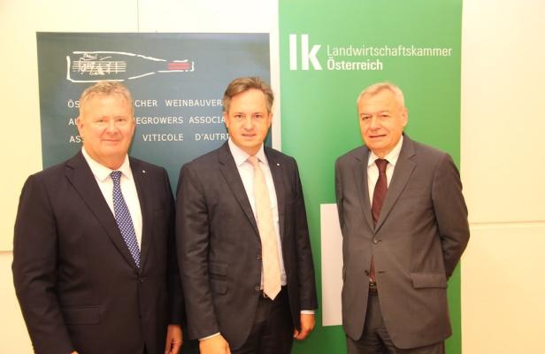 Vorstellung der Weinernte 2022: v.l.: Chris Yorke (Geschäftsführer Österreich Wein Marketing GmbH), Johannes Schmuckenschlager (Präsident des Österreichischen Weinbauverbandes) und Josef Glatt (Direktor des Österreichischen Weinbauverbandes)