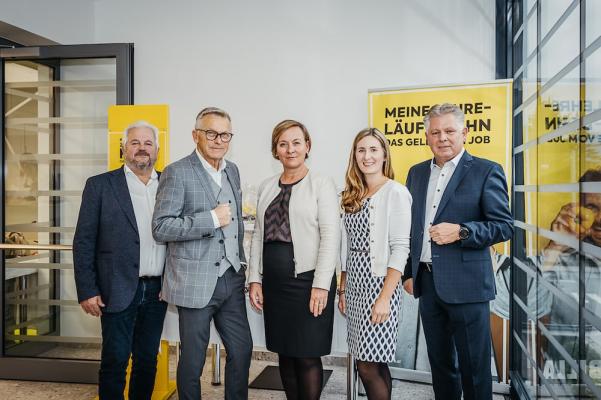 v.l.: Georg Wagner (Vizepräsident Landwirtschaftskammer Salzburg), Peter Buchmüller (Präsident Wirtschaftskammer Salzburg), Elke Peller-Kühne (Billa HR-Leitung), Martina Jöbstl (Landtagsabgeordnete) und Hannes Gruber (Vertriebsdirektor Salzburg) bei der feierlichen Eröffnung des Schulungszentrums in Salzburg. 
