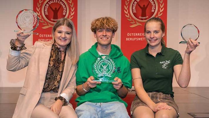 Strahlende Gesichter beim Junior Sales Wettbewerb 2022: die zweitplatzierte Anja Blaßnig, Sieger Emanuel Säly und Anja Lackner, die Rang drei belegte (v.l.).