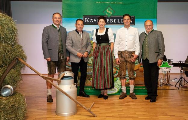 Die Käserebellen werden 160 und es feierten (v.l.): GF Andreas Geisler, Bgm. Lukas Schrattenthaler, Landwirtschaftskammer-Vizepräsidentin ÖKR Andrea Schwarzmann, Obmann der Sennerei Sulzberg Anton Giselbrecht und GF Josef Krönauer.