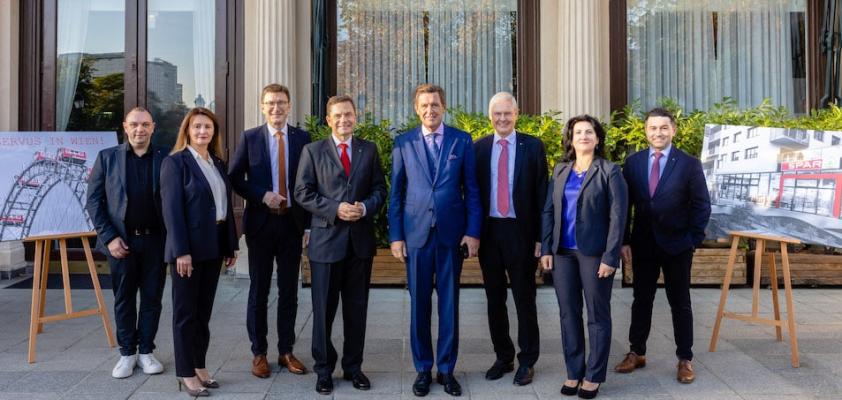 Die Wiener Spar-Grätzel-Kaufleute v.l.n.r.: Spar-Kaufmann Duje Certa, Spar-Kauffrau Monica Pasca, Spar Geschäftsführer für Wien, Niederösterreich und nördl. Burgenland Mag. Alois Huber, Spar-Vorstandsvorsitzender Mag. Fritz Poppmeier, Finanz- und Wirtschaftsstadtrat KR Peter Hanke, Stellv.-SPAR-Vorstandsvorsitzender KR Hans K. Reisch, Spar-Kauffrau Divna Corcokovic, Spar-Kaufmann Rudi Savic.