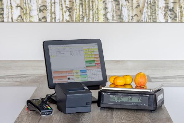 „Dadurch, dass die Ware direkt an der Kasse abgewogen wird, lässt sich der Kassiervorgang nicht nur vereinfachen, sondern auch beschleunigen“, erklärt Jürgen Hauser, Teamleitung Support Warenwirtschaft der BMD Systemhaus GmbH. „Fehlerquellen wie verwechselte Ware, falsche Etiketten oder vergessenes Abwiegen der Ware durch den Kunden, werden durch den direkten Wiegevorgang an der Kasse deutlich reduziert.“