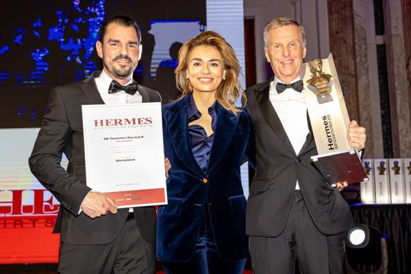 GW Cosmetics erhält Hermes Wirtschaftspreis: Matthias Wächter (GF GW Cosmetics), Amra und Rainer Deisenhammer