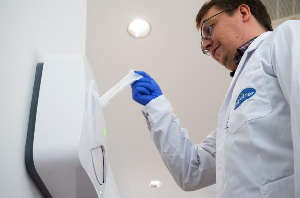 Hagleitner präsentiert den ersten berührungslosen Spender für feuchte Desinfektionstücher. 