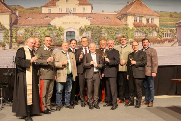 Erneut folgten zahlreiche führende Persönlichkeiten aus Politik, Weinwirtschaft und Kunst der Einladung zum Lenz Moser Herbstfest. (v.l.n.r.): Georg Wilfinger, Abt des Stifts Melk; Moderator Rainer Pariasek, Generalstabschef Mag. Rudolf Striedinger, Jürgen Lethmayer, Johannes Schmuckenschlager, Weinbaupräsident; Andreas Pirschl, Vorstand Lenz Moser; Ing. Michael Rethaller, Chefönologe Lenz Moser; Walter Holzner, Vorstand Lenz Moser, Mag. Karl Wilfing, Taufpate und NÖ-Landtagspräsident, Reinhard Zöchmann, Pr