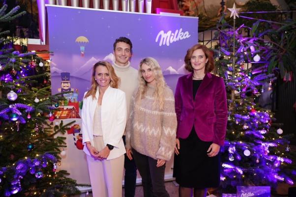 Die Milka Weihnachtssaison ist eröffnet (vlnr): Nina Mahnik, Marketing Managerin Mondelez Österreich, Alessandro Hämmerle, Anna Gasser, Elisabeth Hülsmann, Managing Director Mondelez Österreich