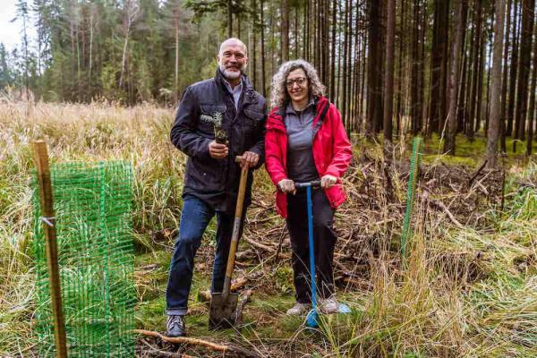 Penny Geschäftsführer Ralf Teschmit und Waldquelle Geschäftsführerin Monika Fiala.