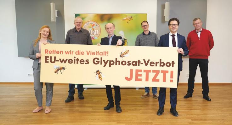 Nein zu Glyphosat-Verlängerung: (v.l.n.r.) Geschäftsführerin Frutura Obst und Gemüse, Mag. (FH) Katrin Hohensinner-Häupl, Geschäftsführer Greenpeace Zentral- und Osteuropa Mag. Alexander Egit, Stv.-Geschäftsführer Verein Arche Noah DI Bernd Kajtna, Spitzenforscher für Bienengesundheit an der Universität Graz Mag. Dr. Robert Brodschneider, Spar-Vorstand Mag. Markus Kaser und Präsident des Österreichischen Erwerbsimkerbundes und Obmann von Biene Österreich DI Dr. Stefan Mandl.