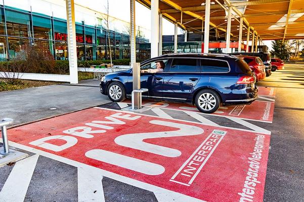 Online-Lebensmittelbestellung unkompliziert im ersten Interspar Drive-In in ganz Österreich abholen oder auf Wunsch direkt in den Kofferraum liefern lassen.  