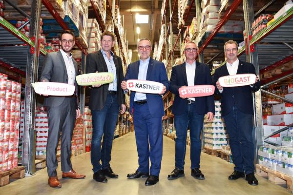 Die Kastner Geschäftsführer rund um KR Christof Kastner freuen sich über das Rekordjahr 2022. v.l.n.r.: Rainer Neuwirth MA, Andreas Blauensteiner MBA, KR Christof Kastner, Prok. Alfred Hackl, Mag. Herwig Gruber.
